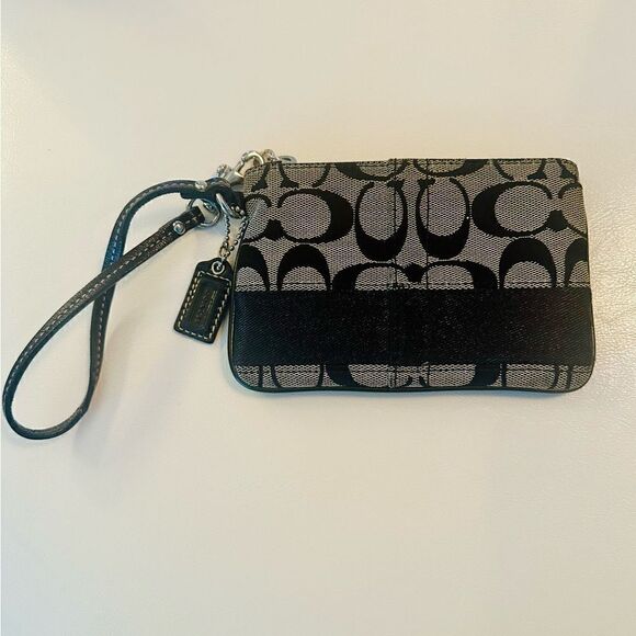 Coach signature canvas wristlet with leather strap. - Picture 6 of 6